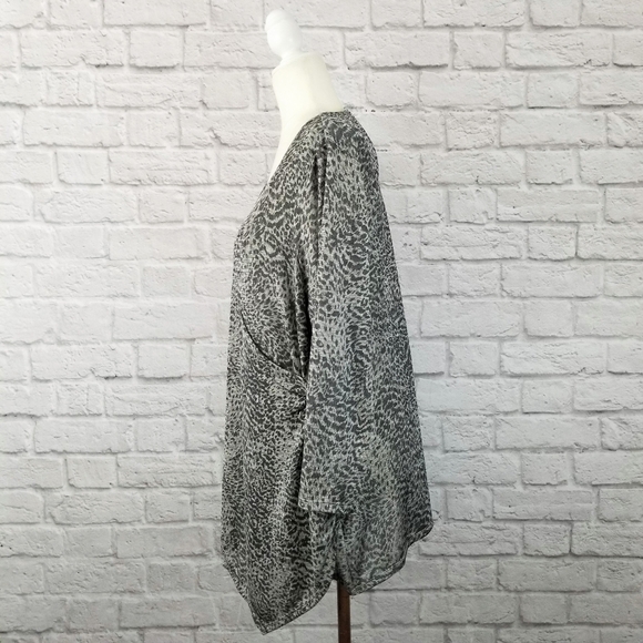 Jennifer Lopez gray animal print wrap style 3/4 sleeve top women's size 1X - Picture 6 of 9